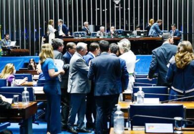 Senado aprova ‘pautas-bomba’ de R$ 215 bilhões e desafia governo Lula e o STF