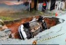 Asfalto cedeu e carro cai em cratera  durante a chuva na Grande São Paulo