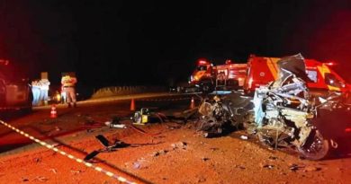 Vereador, esposa e filho morrem em colisão de carro com caminhão no interior de Goiás