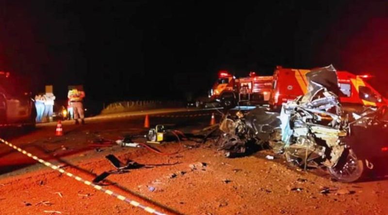 Vereador, esposa e filho morrem em colisão de carro com caminhão no interior de Goiás