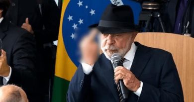 Por que Lula mostrou o dedo do meio durante evento no Planalto