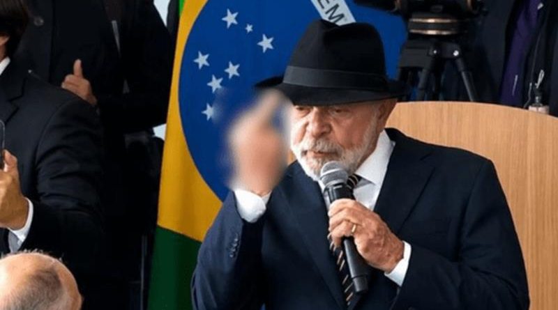 Por que Lula mostrou o dedo do meio durante evento no Planalto
