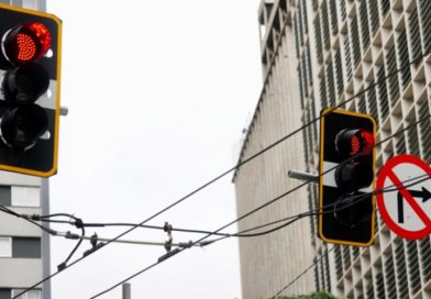 Semáforos inteligentes reduzem lentidão e tornam o trânsito mais fluido em São Paulo
