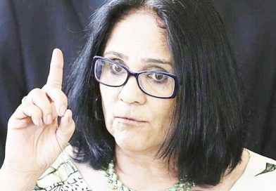 Damares racha com campanha de Flávio: “atacada pela direita”