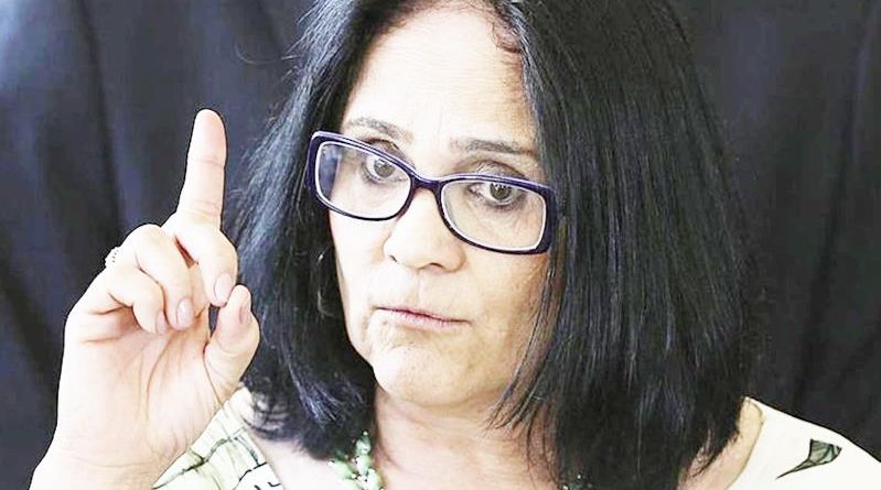 Damares racha com campanha de Flávio: “atacada pela direita”
